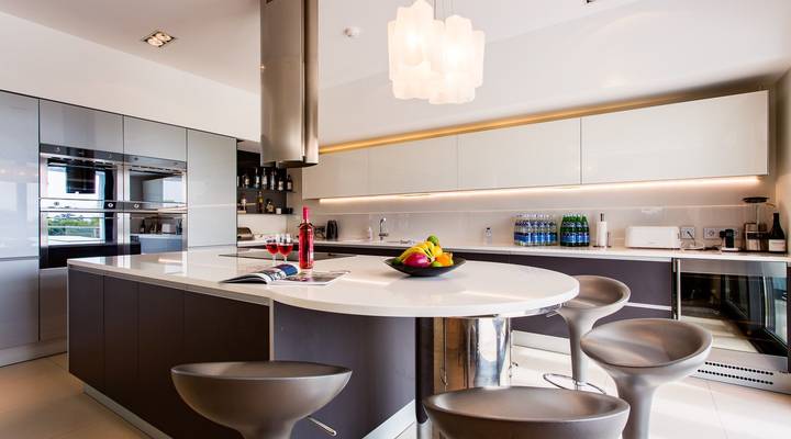 Modern and Glamorous Retreat Thumbnail