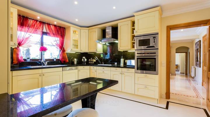 Classic and Discerning Villa in Pinheiros Altos Thumbnail