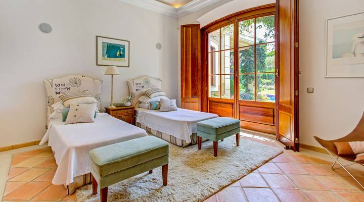 ELEGANT CLASSIC VILLA Thumbnail