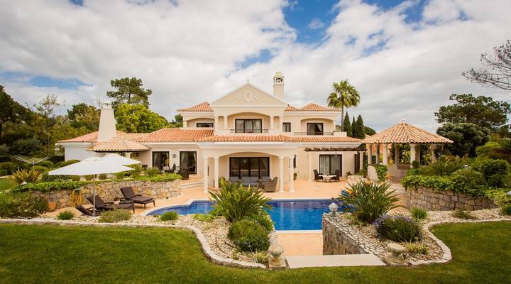 Classic and Discerning Villa in Pinheiros Altos Thumbnail