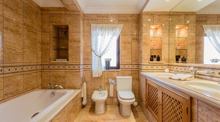 Classic and Discerning Villa in Pinheiros Altos Thumbnail