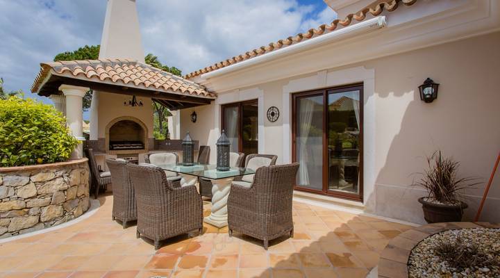 Classic and Discerning Villa in Pinheiros Altos Thumbnail