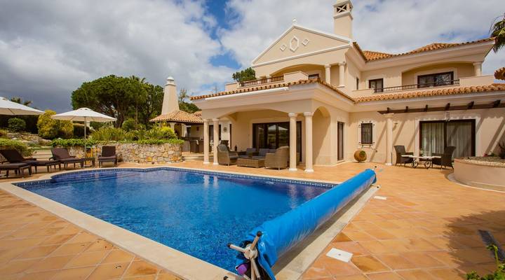 Classic and Discerning Villa in Pinheiros Altos Thumbnail