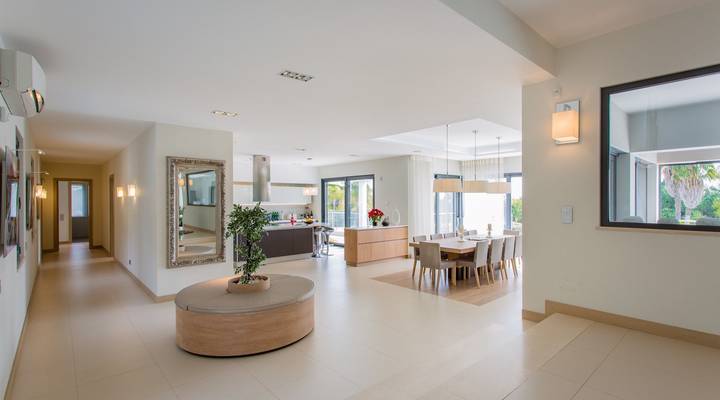 Modern and Glamorous Retreat Thumbnail