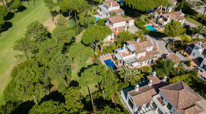 ATTRACTIVE VILLA WITH CAPTIVATING GOLF VIEW Thumbnail