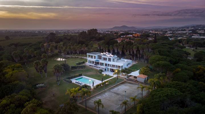 Modern and Glamorous Retreat Thumbnail