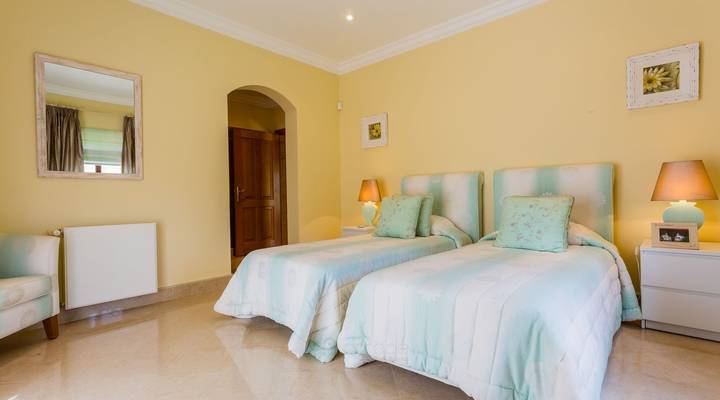 Classic and Discerning Villa in Pinheiros Altos Thumbnail