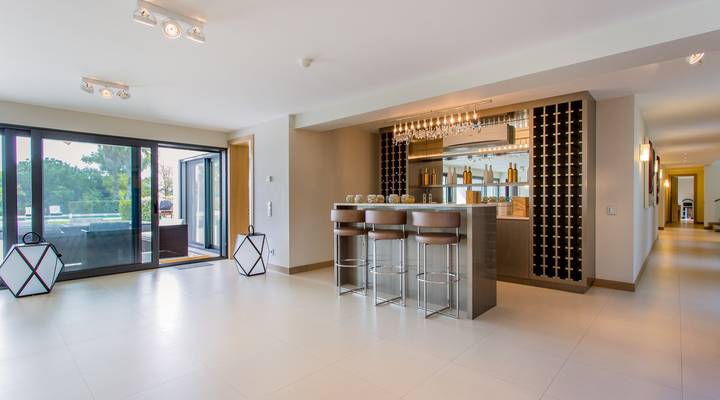 Modern and Glamorous Retreat Thumbnail