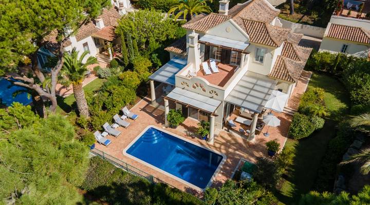 ATTRACTIVE VILLA WITH CAPTIVATING GOLF VIEW Thumbnail