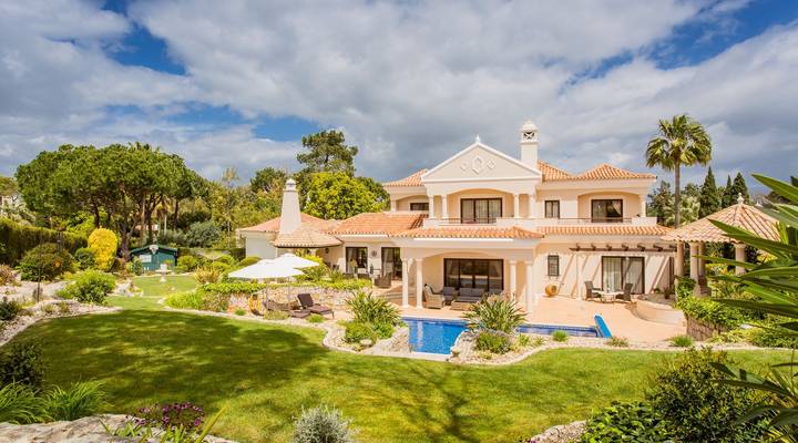 Classic and Discerning Villa in Pinheiros Altos Thumbnail