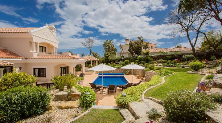 Classic and Discerning Villa in Pinheiros Altos Thumbnail