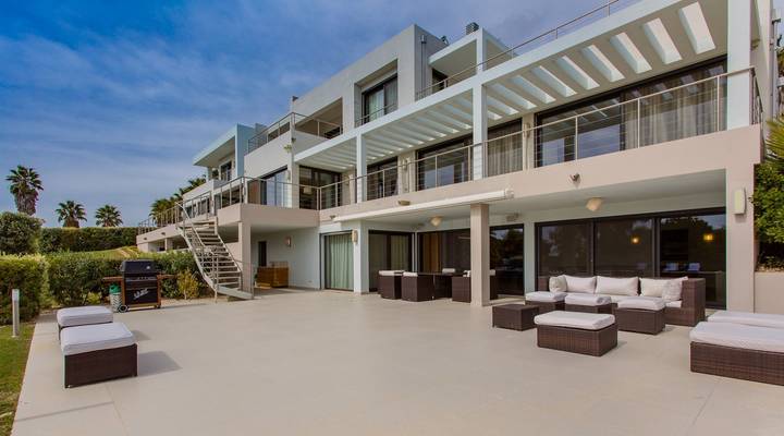 Modern and Glamorous Retreat Thumbnail