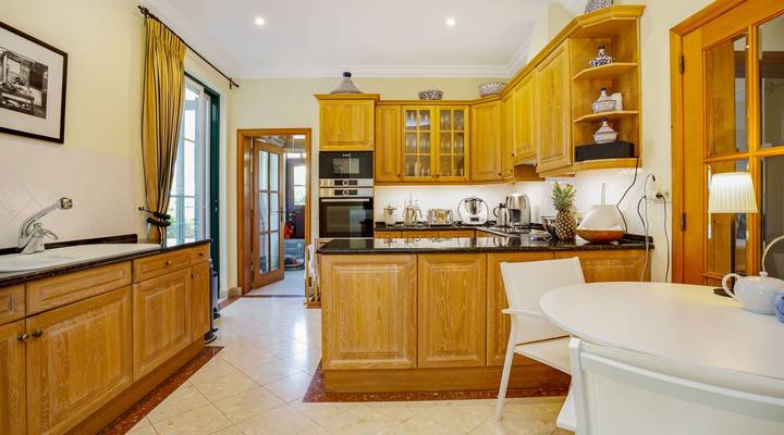 ATTRACTIVE VILLA WITH CAPTIVATING GOLF VIEW Thumbnail