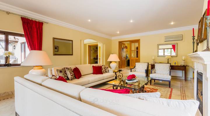 Classic and Discerning Villa in Pinheiros Altos Thumbnail