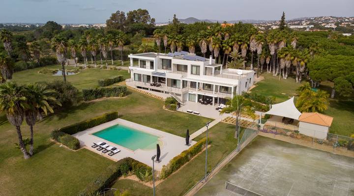Modern and Glamorous Retreat Thumbnail
