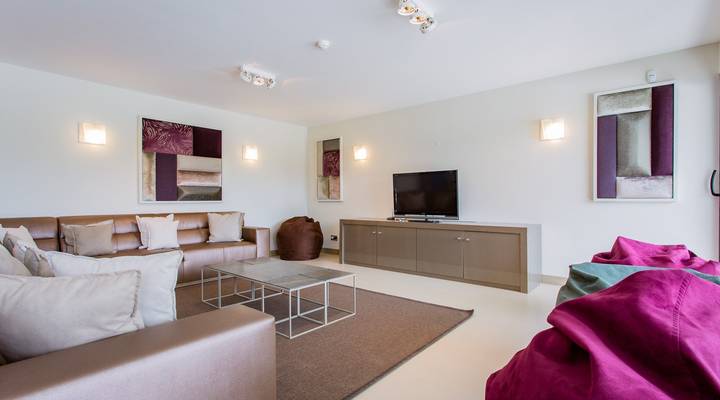 Modern and Glamorous Retreat Thumbnail