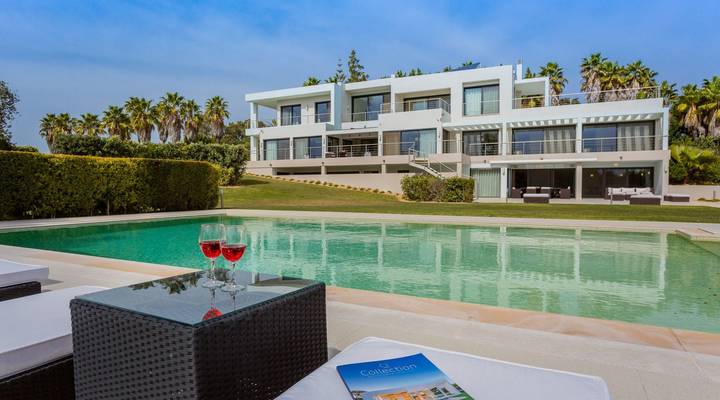 Modern and Glamorous Retreat Thumbnail