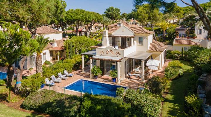 ATTRACTIVE VILLA WITH CAPTIVATING GOLF VIEW Thumbnail