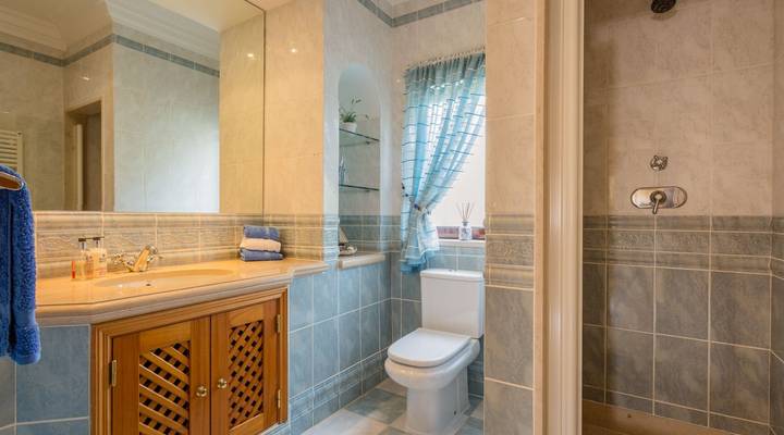 Classic and Discerning Villa in Pinheiros Altos Thumbnail