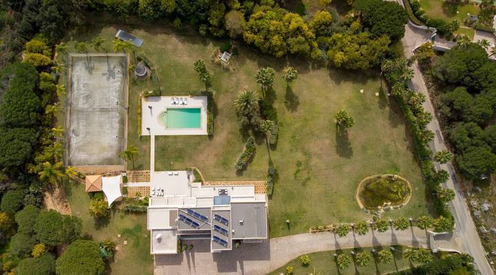 Modern and Glamorous Retreat Thumbnail