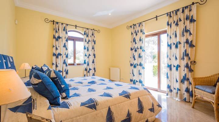 Classic and Discerning Villa in Pinheiros Altos Thumbnail