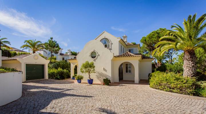 ATTRACTIVE VILLA WITH CAPTIVATING GOLF VIEW Thumbnail