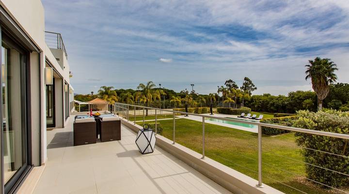 Modern and Glamorous Retreat Thumbnail