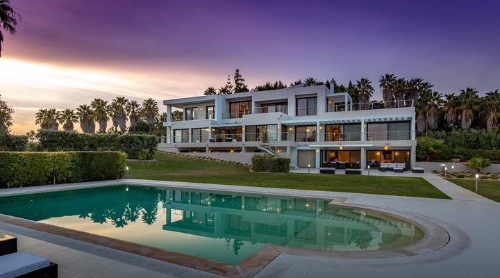 Modern and Glamorous Retreat Thumbnail