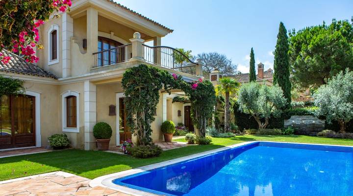 ELEGANT CLASSIC VILLA Thumbnail