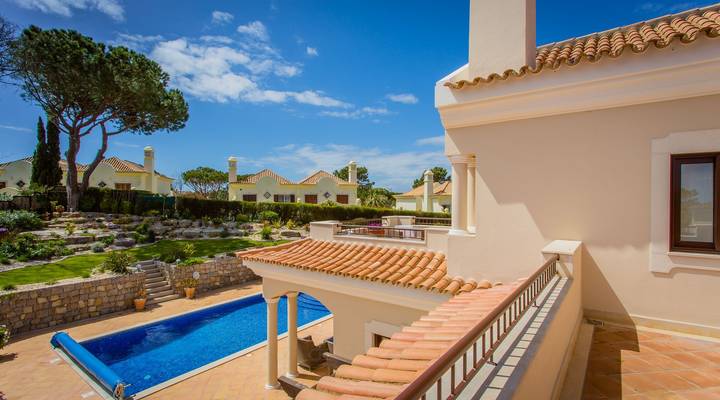 Classic and Discerning Villa in Pinheiros Altos Thumbnail