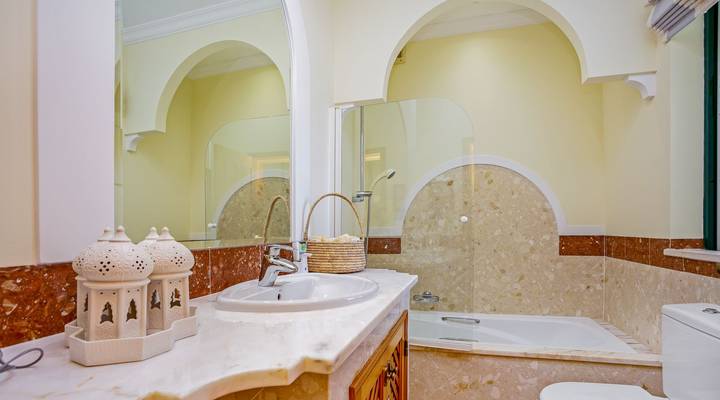 ATTRACTIVE VILLA WITH CAPTIVATING GOLF VIEW Thumbnail