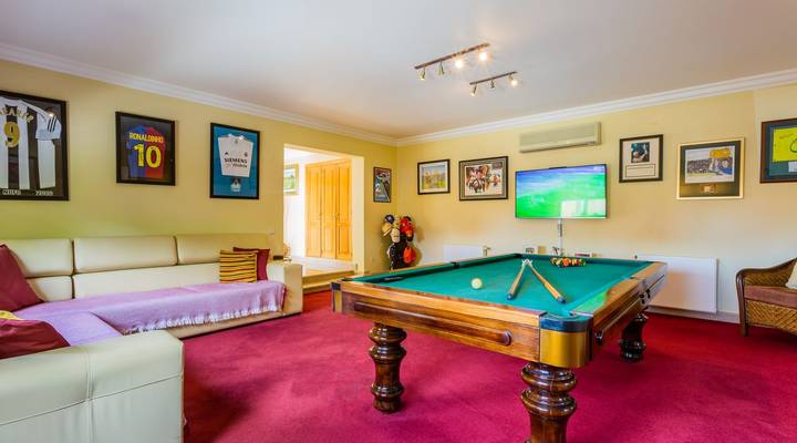 Classic and Discerning Villa in Pinheiros Altos Thumbnail