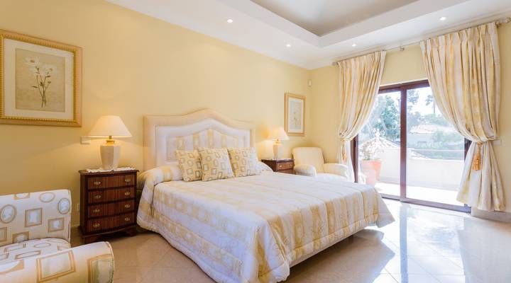 Classic and Discerning Villa in Pinheiros Altos Thumbnail