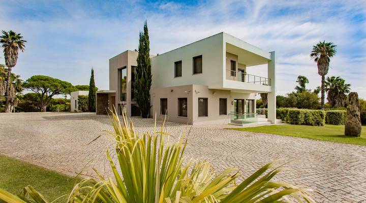 Modern and Glamorous Retreat Thumbnail